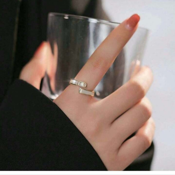 🎉🎉NEW🎉🎉 GORGEOUS!! Adjustable White Enamel And CZ Baguettes Claw Ring - Picture 5 of 16